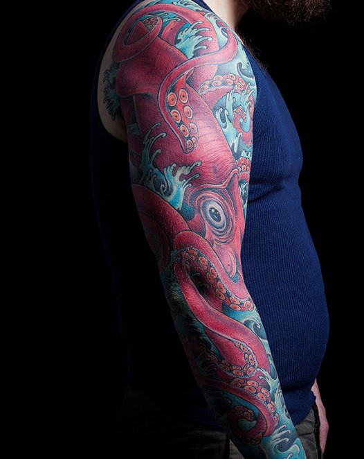 手臂华丽彩绘红色鱿鱼纹身图片