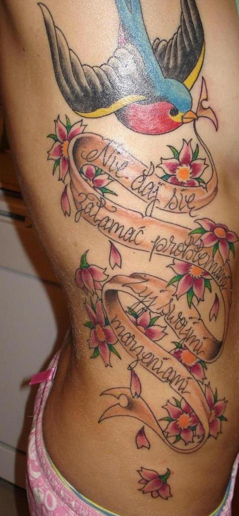 女性腰侧彩色燕子英文铭文纹身图案