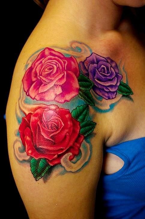 女性肩部彩色三色玫瑰纹身图案