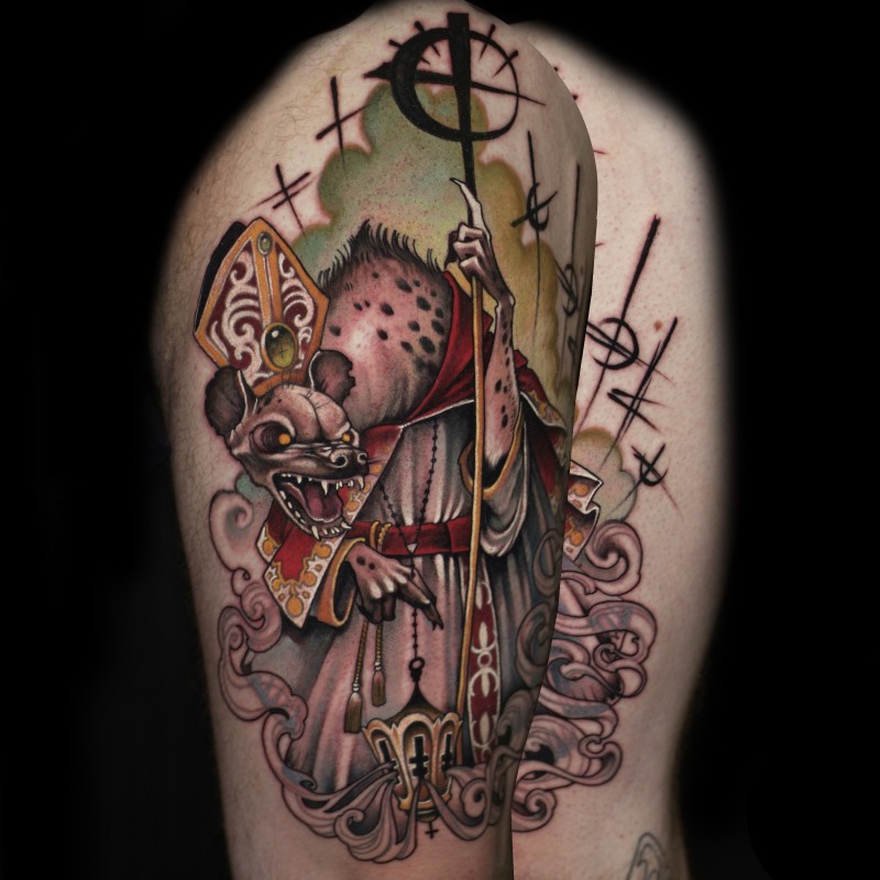肩部令人毛骨悚然的大鼠教皇纹身图案