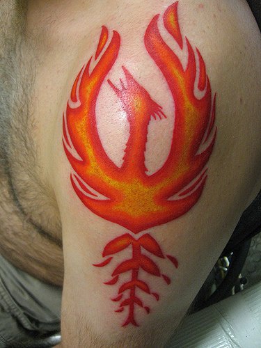 男性肩部红色凤凰符号纹身图案