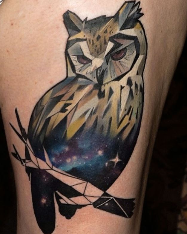 肩部彩色猫头鹰几何空间纹身图案
