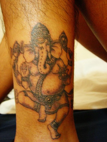 腿部舞蹈的印度象神纹身图案