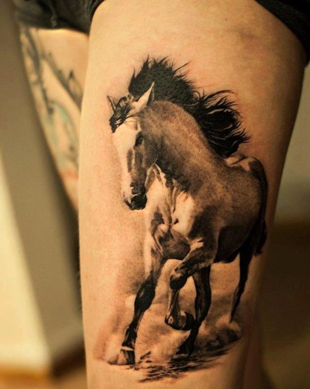 腿部逼真的棕色奔跑马纹身图案