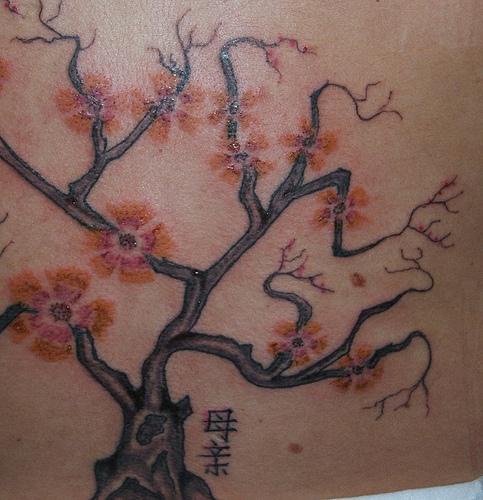 背部彩色树上有红花的纹身图案