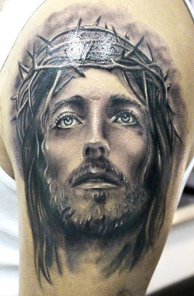 肩部奇妙逼真的耶稣戴荆棘纹身图片