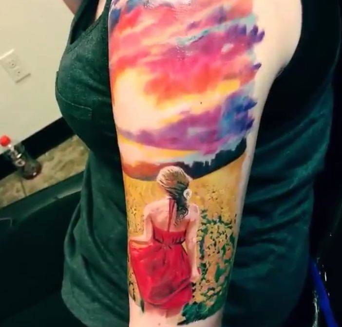 手臂彩色女人与日落纹身图案
