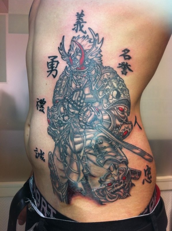 腰侧日本武士与文字纹身图案