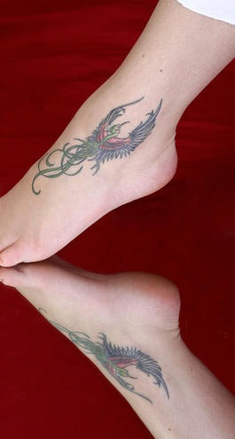 女性脚部彩色魔术鸟纹身图案