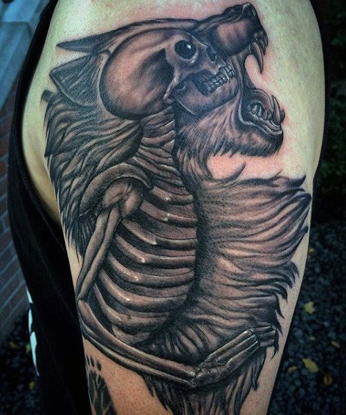 肩部雕刻风格人体骨骼的狼人纹身图案