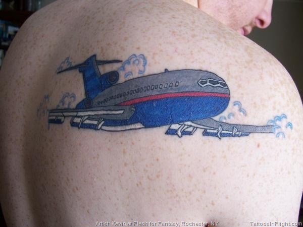 男性肩部彩色大客机纹身图案