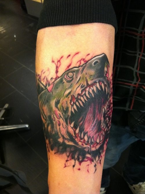 男性手臂彩色僵尸鲨鱼纹身图案
