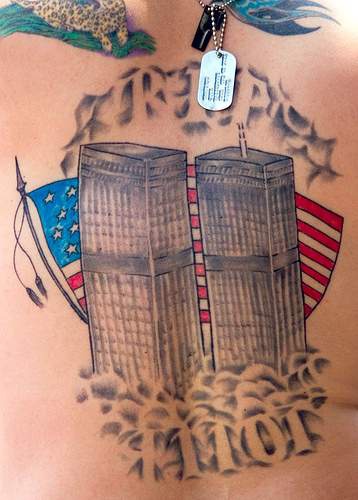 背部彩色撕裂911摩天大楼纪念纹身