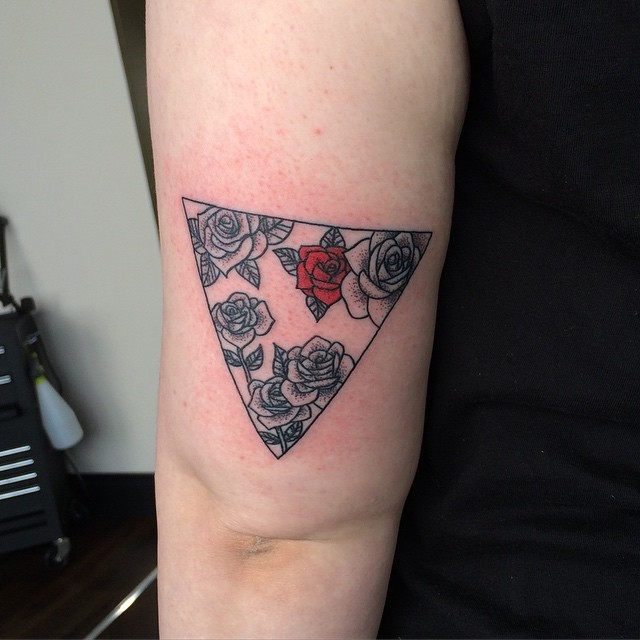 手臂三角形玫瑰和红玫瑰纹身图片