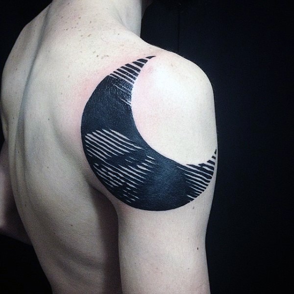 男性肩部黑色月亮纹身图案
