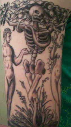手臂黑白裸体人与骷髅架纹身图案