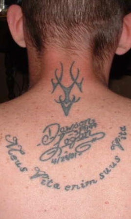 男性背部黑色字母部落纹身图案