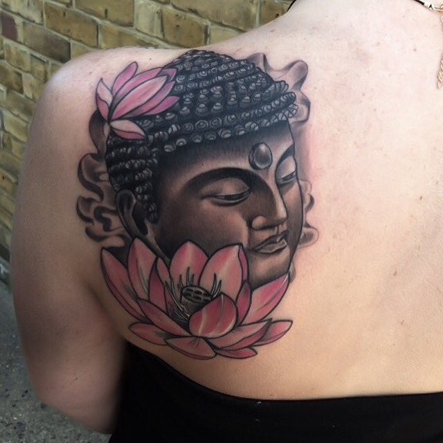 肩部彩色宏伟的如来佛祖和莲花纹身图片