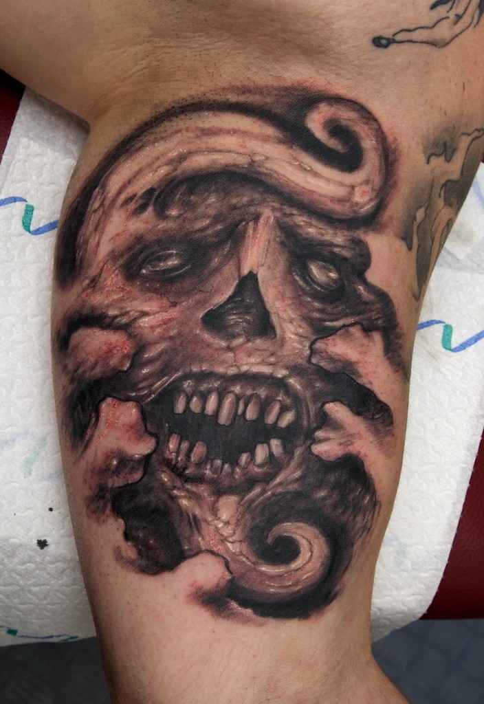 肩部棕色丑陋的怪物骷髅纹身图案
