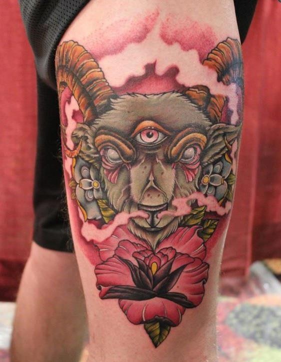 腿部彩色公羊与粉花朵纹身图案