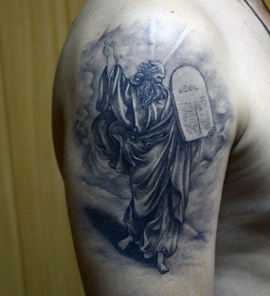 肩部黑灰宗教风格男子纹身图片