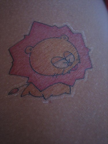 肩部彩色卡通狮子纹身图案