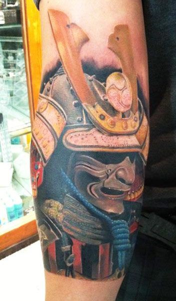 手臂彩色武士肖像纹身图案