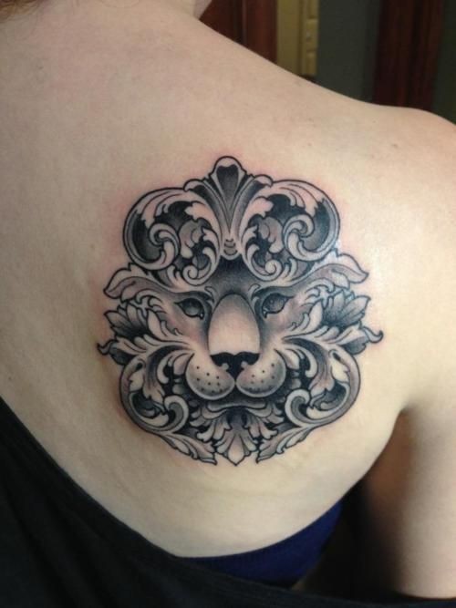 肩部黑棕色英国传统大狮子纹身图案