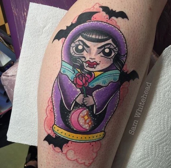 腿部彩色俄罗斯娃娃吸血鬼纹身图案