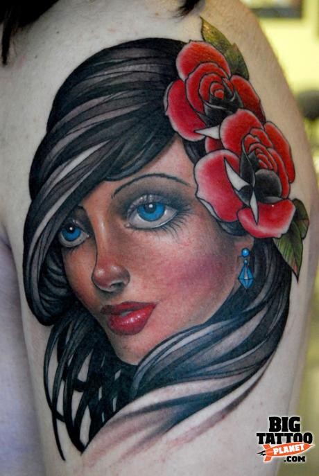 肩部彩色红玫瑰漂亮的黑发女孩肖像纹身