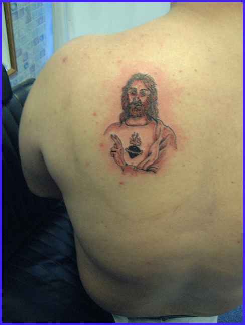 肩部棕色小耶稣肖像纹身图片