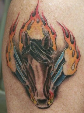 肩部彩色火焰马纹身图案