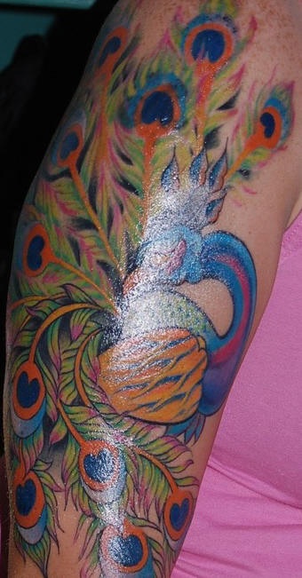 女性手臂彩色孔雀袖纹身图案