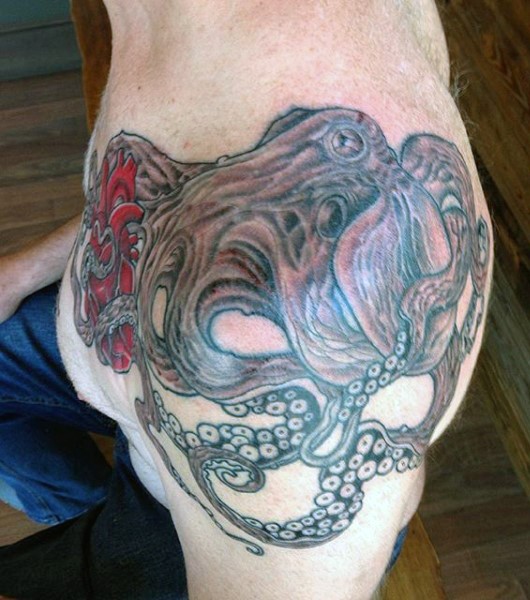 男性肩部彩色章鱼纹身图案