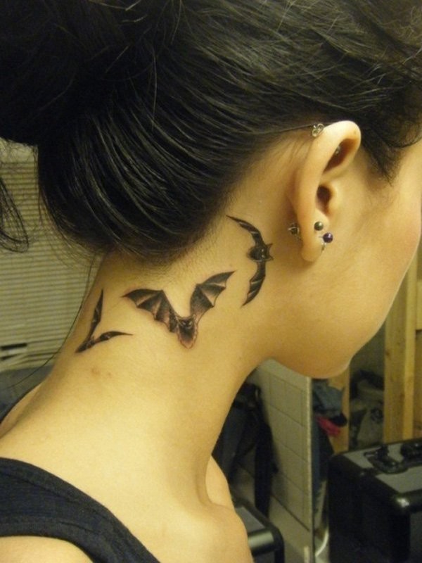 女性脖子黑灰飞行蝙蝠纹身图案