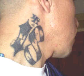男性脖子黑色数字纹身图案