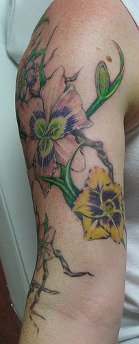 肩部彩色鲜艳的百合花植物纹身
