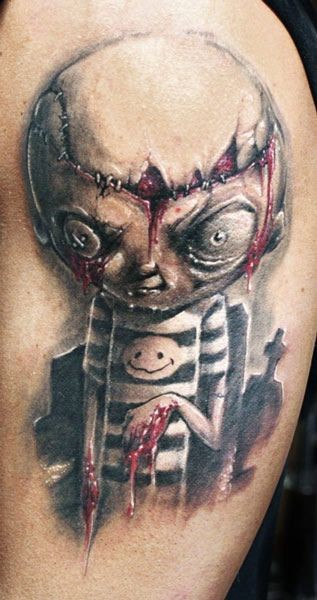 肩部彩色恐怖风格的血腥娃娃纹身图片