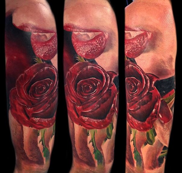 现实主义风格的彩色红色玫瑰与鬼嘴纹身图案