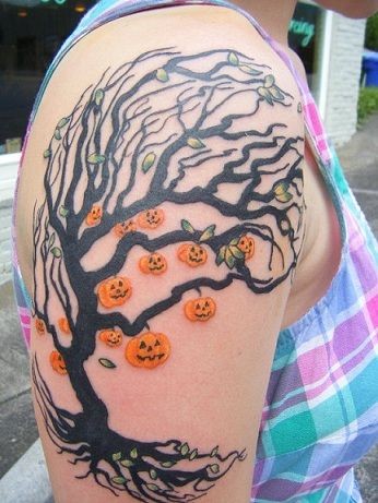 肩部彩色树与小万圣节南瓜原始纹身图案
