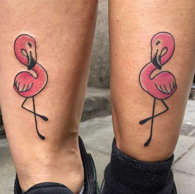 腿部彩色粉红色的火烈鸟纹身图案
