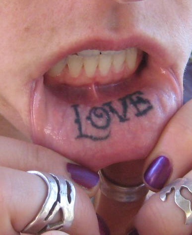 女性唇部英文字母纹身图案
