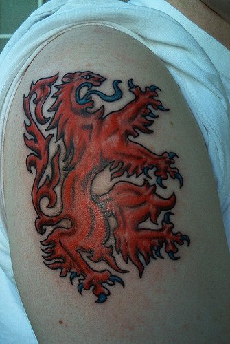 肩部彩色红狮纹身图案