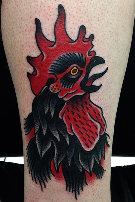 腿部老派风格的彩色公鸡纹身图案