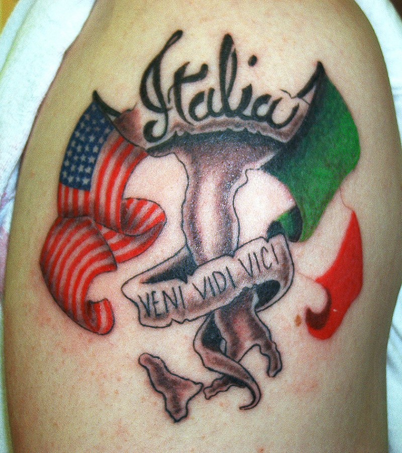 肩部彩色意大利地图和美国国旗纹身