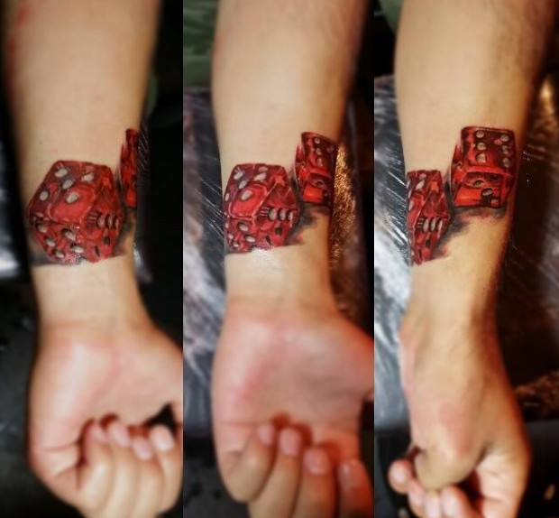 超现实的红色骰子手腕纹身图案