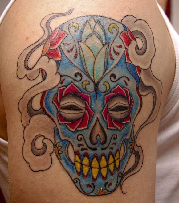 肩部彩色墨西哥水晶骷髅纹身图片