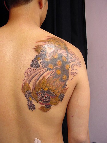 肩部彩色日本天空兽纹身图案