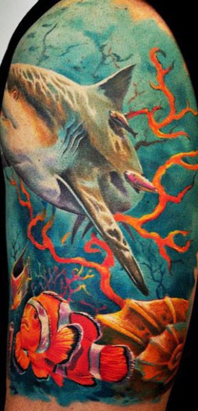现实主义风格的水下鲨鱼彩色纹身图案