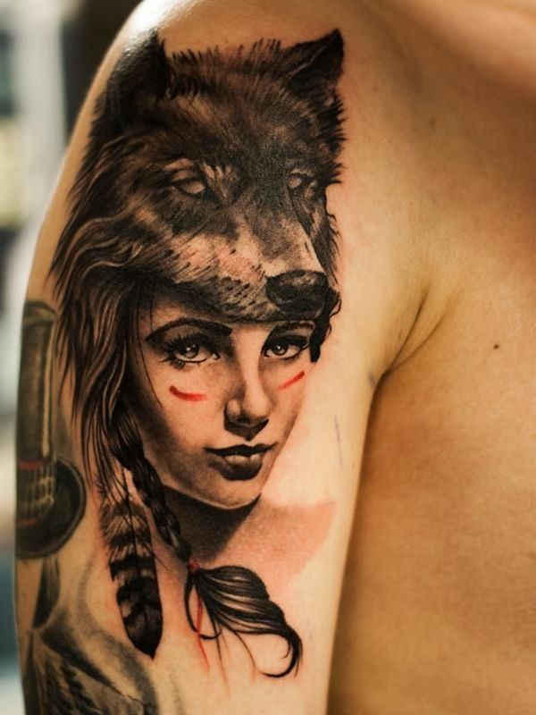 肩部彩色逼真女人肖像与狼纹身图案
